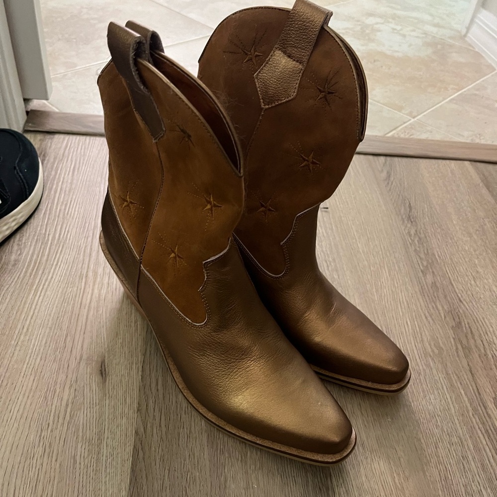 Silvia Cobos gold cowboy boots